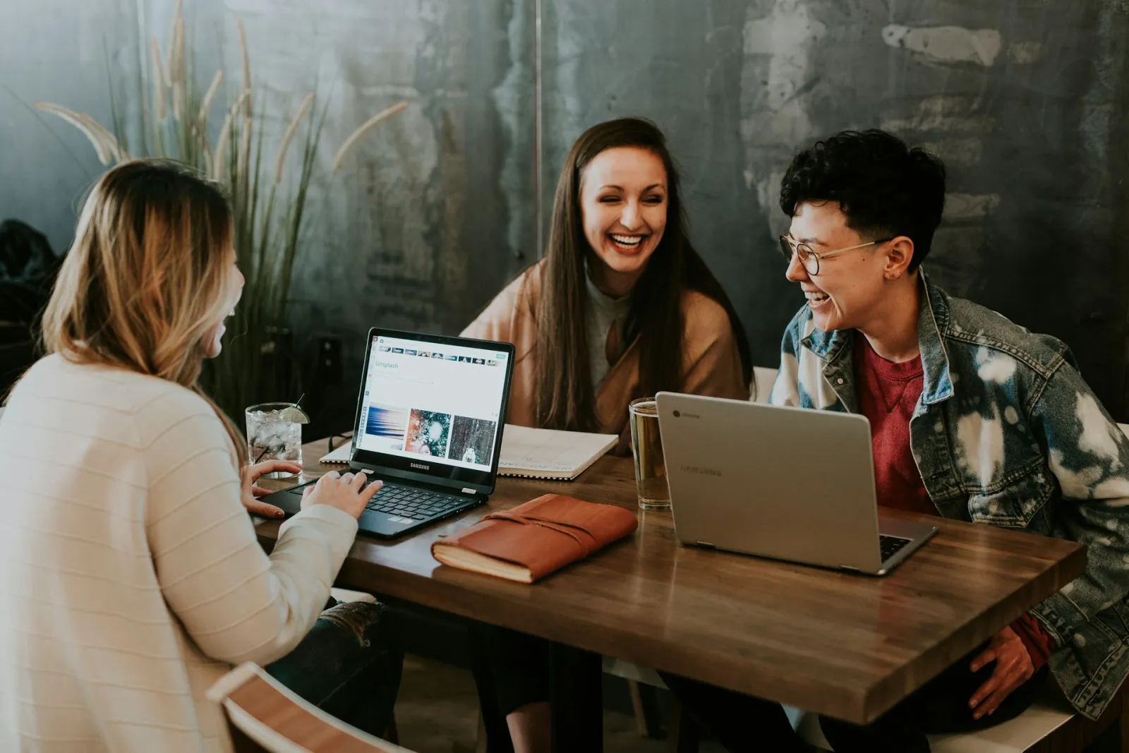 Equipo de una agencia trabajando con un portátil