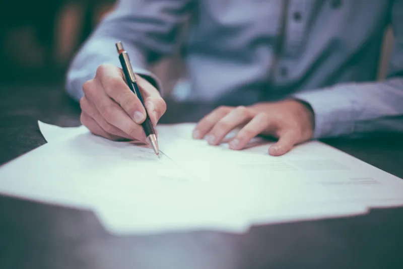 Firma de un contrato de alquiler de vivienda