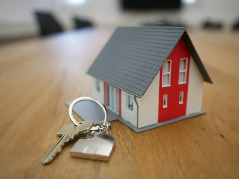 Agente entregando las llaves de una vivienda